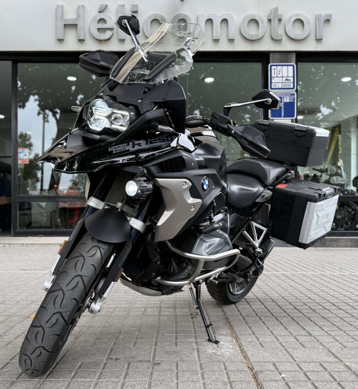 Moto BMW R 1250 GS Triple Black Motocicleta matriculada en Mayo 2021 50.300 kilometros Paquete Confort Paquete Touring Paquete Dinamico Faros adicionales largo alcance Llantas de radios Asientos calefactados Defensas de motor Tres Maletas orginales BMW Un año de garantia